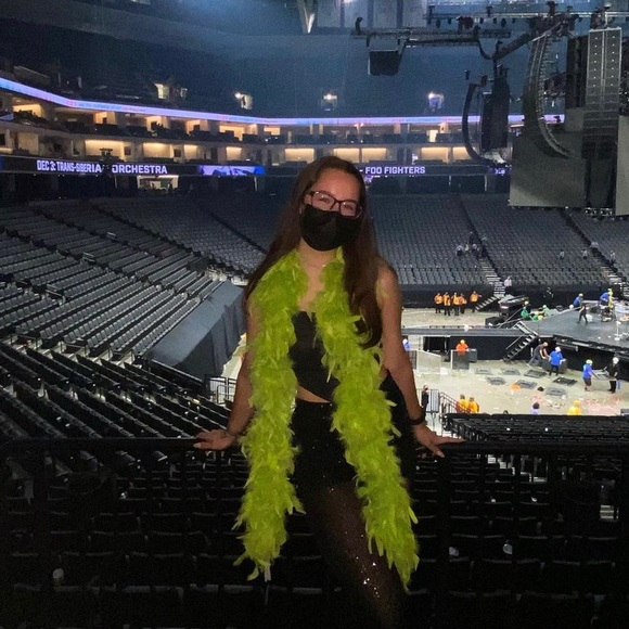 Meet your Posher, Julia - Picture 2 of 2